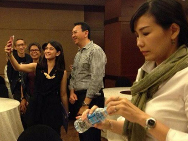 Ahok Diajak Selfie Dian Sastro, Ekspresi Istrinya Bikin Heboh Netizen!