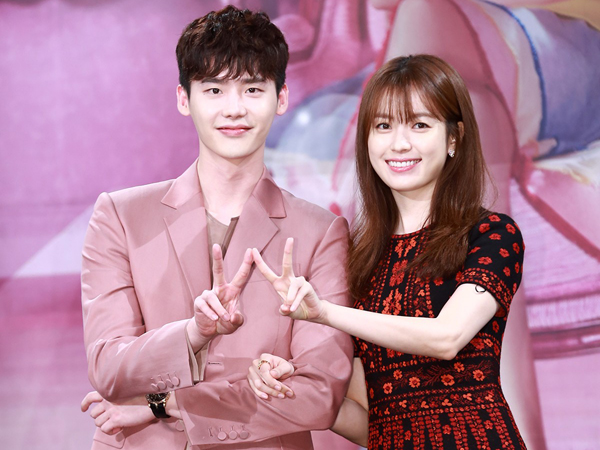 Hadiri Jumpa Pers Drama 'W', Han Hyo Joo dan Lee Jong Suk Saling Bertukar Pujian