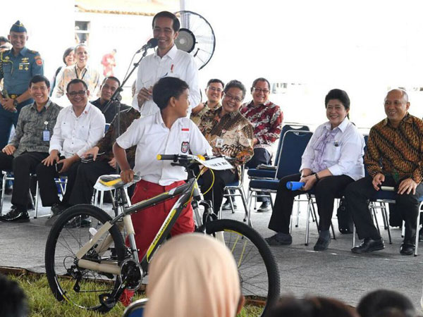 Begini Keisengan Presiden Jokowi pada Warga yang Ingin Diberi Sepeda