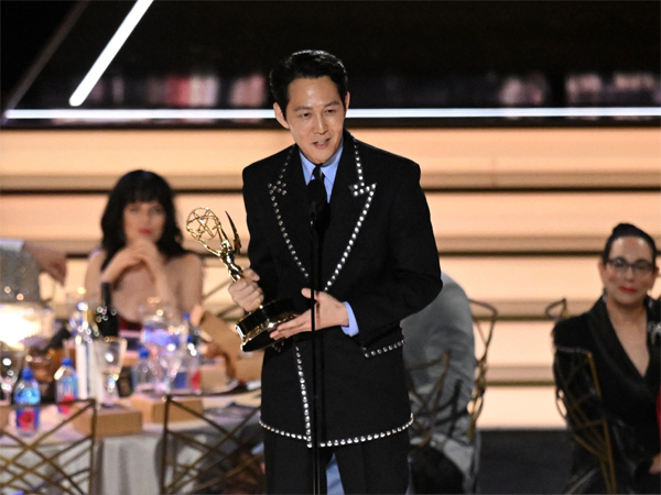Lee Jung Jae Catat Sejarah Sebagai Aktor Korea Pertama yang Memenangkan Emmy Awards
