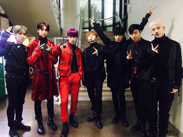 Kocaknya Penampilan Monsta X Saat Lakukan Promosi di Tempat Latihan Zumba