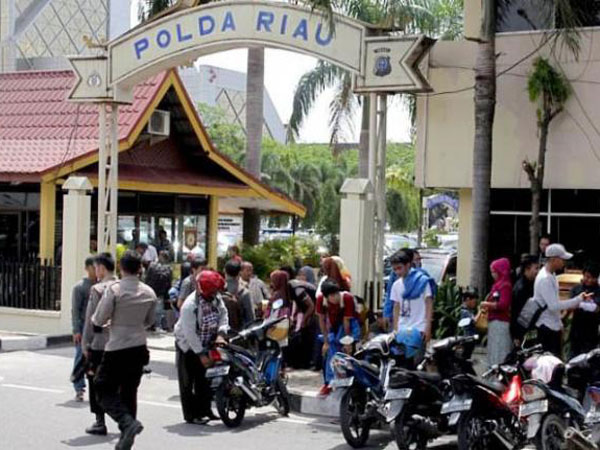 Terjadi Sangat Cepat, Ini Kronologi Sementara Penyerangan Terduga Teroris di Polda Riau