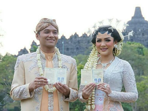 Tengok Deretan Kebaya Cantik Vicky Shu dari Tunangan Hingga Menikah!