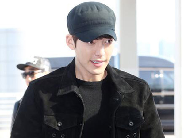 Terbang ke Jakarta, Kim Woo Bin Bergaya All-Black Fashion