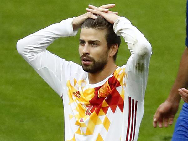 Kedapatan Robek Bendera Negara di Jersey, Ini Pembelaan Pelatih Spanyol Untuk Gerard Pique