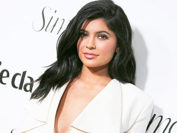 Setelah 'Lip Injection', Kylie Jenner Dituduh Lakukan Oplas dan Implan Payudara?