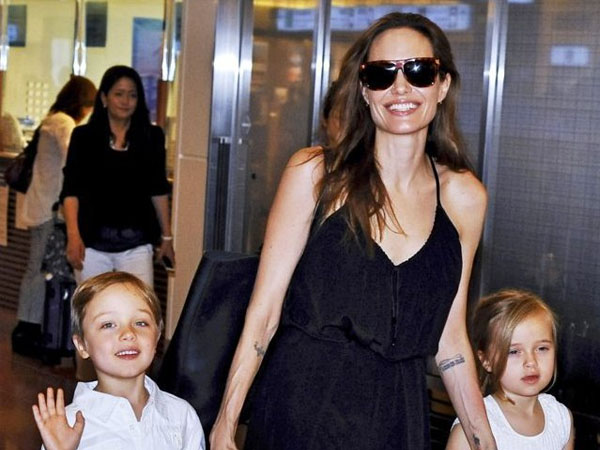 Brad Pitt Terpuruk, Angelina Jolie Bahagia Ajak Anak-anaknya Nikmati Salju di Tahun Baru