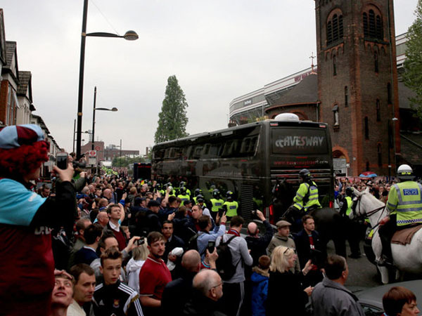 Bus Rombongan Manchester United Diserang Anarkis Oleh Fans West Ham!