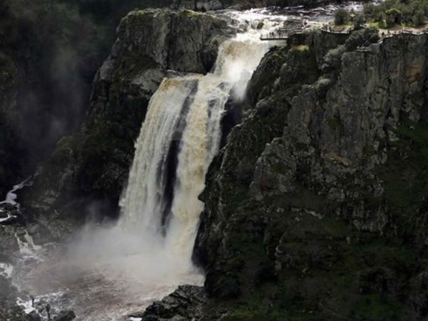 20 Wisatawan Hilang Akibat Bencana Banjir dan Longsor di Air Terjun Dua Warna