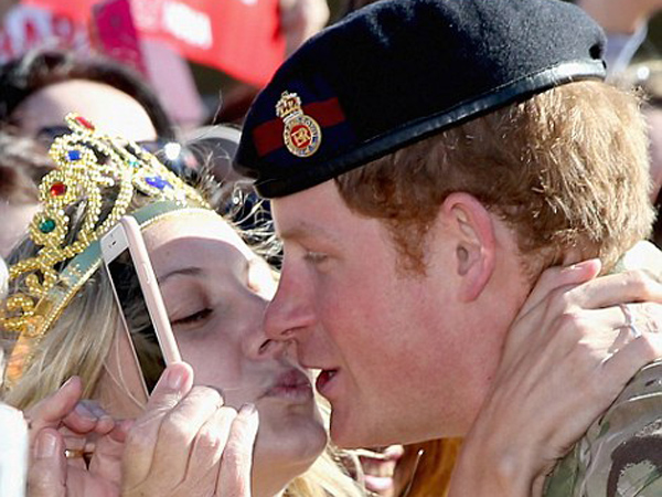 Hebohnya Gadis Australia Ini Mencuri Ciuman Intim Dari Pangeran Harry!