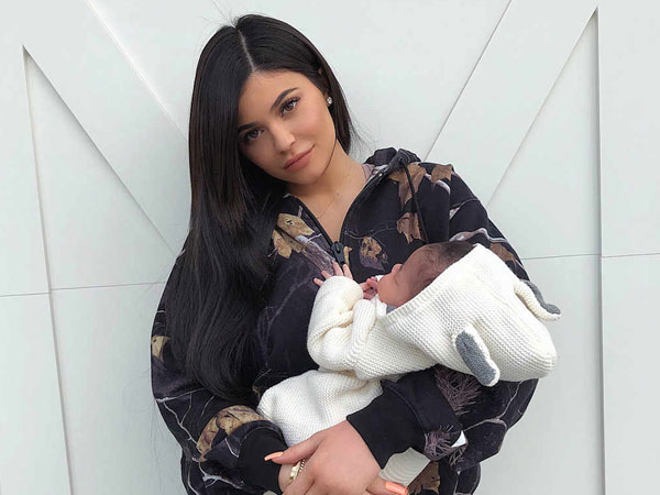 Tidak Mirip dengan Wajah Kekasihnya, Stormi Malah Diduga Anak Kylie Jenner dan Bodyguardnya?