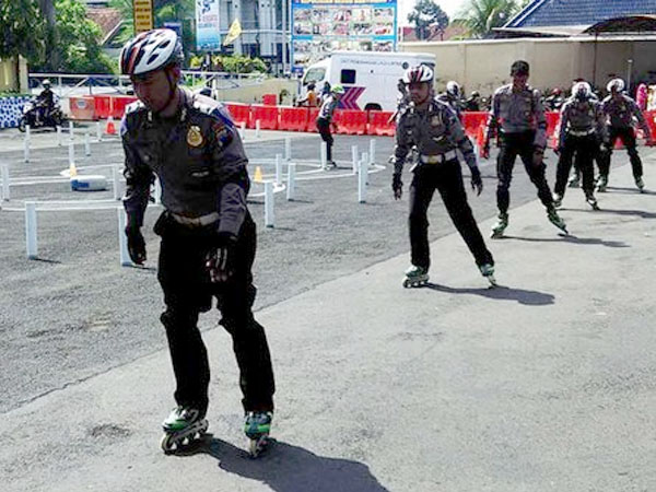 Antisipasi Kemacetan, Polisi Bersepatu Roda Siap Amankan Natal dan Tahun Baru 2016!