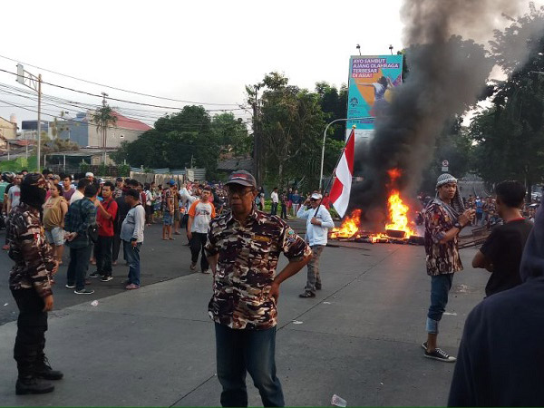 Suasana Ricuhnya Pembakaran Tolak Pengosongan Rumah di Pondok Indah