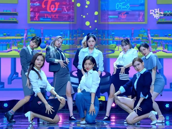 Intip Harga Outfit Comeback Stage TWICE 'Scientist' di Music Bank