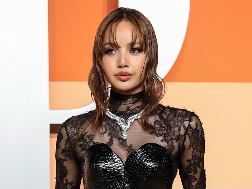 Lisa BLACKPINK Memukau di Oscar After Party dengan Gaun Desainer Korea