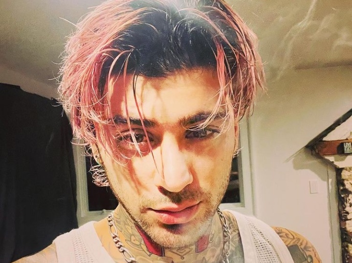 Zayn Malik Nyanyikan 'Night Changes' One Direction Setelah 8 Tahun