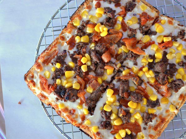 Gabungkan Dua Makanan, Restoran Ini Suguhkan Menu Waffle Pizza