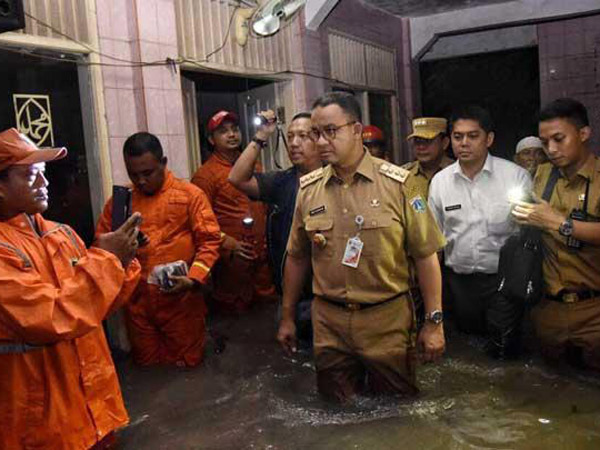 Gaya 'Nyemplung' Anies Ungkap Penyebab Banjir Jakarta yang Jadi Viral