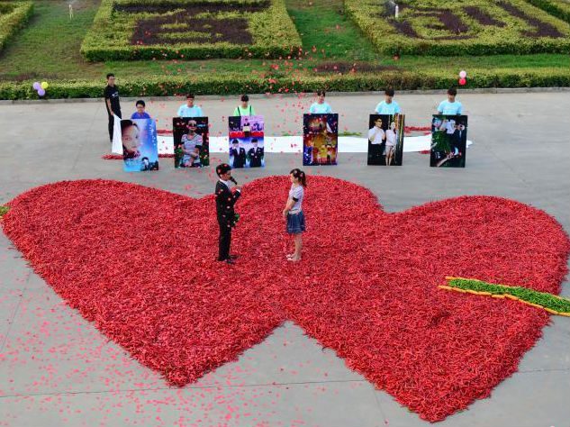 Wah, Pria Ini Lamar Kekasihnya dengan 99,999 Cabai Merah!