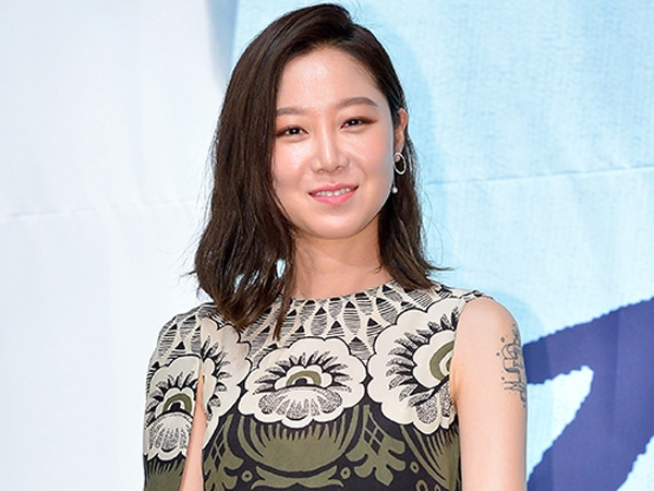 Cape Dress Unik Gong Hyo Jin di Jumpa Pers KBS ‘Producer’, Yes or No?