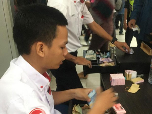 Cara Petugas Stasiun Pondok Cina Buat Antrian Tiket Kertas Hanya Semenit