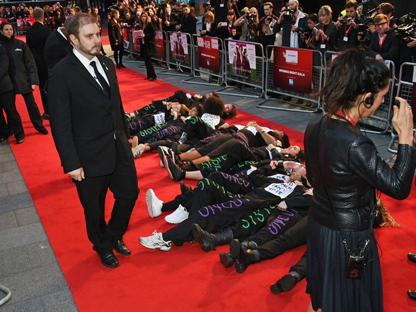 Acara Red Carpet ‘Suffragette’ Diganggu Oleh Aksi Kaum Feminis yang Berbaring Di Lantai