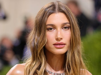 Hailey Bieber Ungkap Idap Kista Ovarium