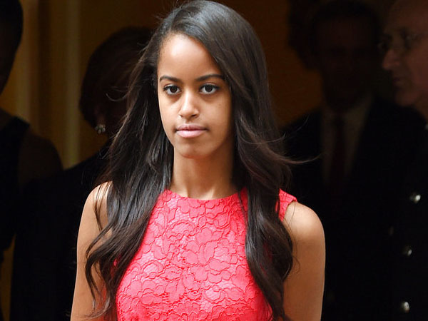 Terlihat Merokok di Festival Musik, Malia Obama Tuai Kontroversi!