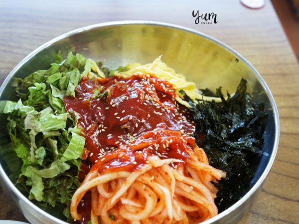 Hangatkan Diri dengan Sajian Mie Gandum Pedas Asal Korea, Bibimguksu