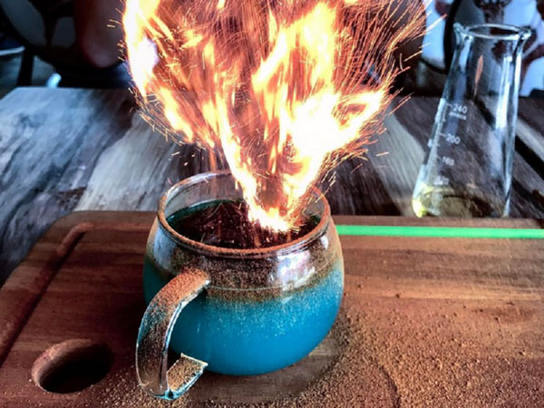 Layaknya Sulap, Kafe Harry Potter Ini Suguhkan Minuman yang Bisa Keluar Api