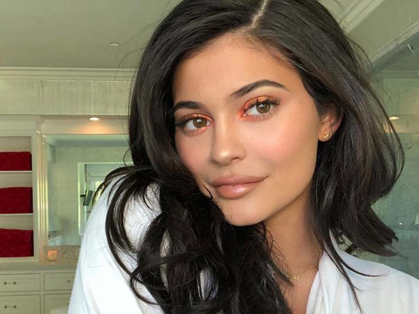 Intip Tutorial Make Up 34 Langkah ala Kylie Jenner!