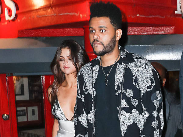 Kencan Bareng The Weeknd, Selena Gomez Pakai Gaun Seksi Transparan