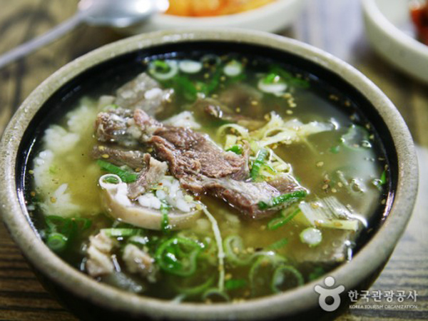 Cicipi Sup Tulang di Resto Naju Gomtang Hayanjip yang Jadi Favorit Masyarakat Korsel!