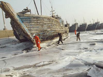 Seribu Unit Kapal di China Terjebak di Lautan Beku