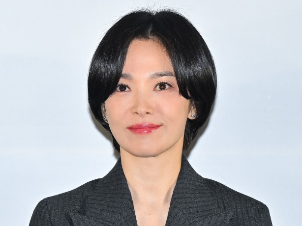 Song Hye Kyo Ungkap Latihan Merokok Selama 6 Bulan untuk 'Dark Nuns'