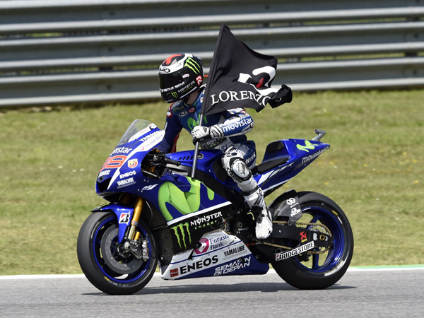 Unggul 5 Poin dari Valentino Rossi, Jorge Lorenzo Juara MotoGP 2015