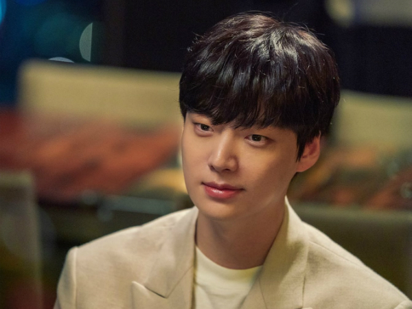 Imutnya Ahn Jae Hyun Dalam Foto Teaser Drama 'People With Flaws'