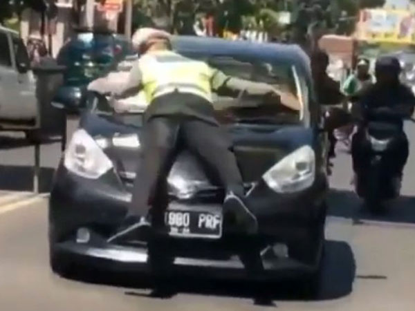 Buka-bukaan Polisi yang Viral Karena 'Nempel' di Kaca Mobil Pengemudi yang Ditilangnya