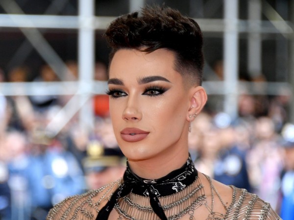 Pakai Gaun di New York Fashion Week, YouTuber James Charles Tuai Kritikan