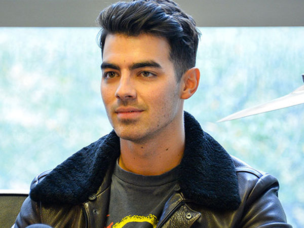 Datang Ke Pesta, Joe Jonas Pakai Jaket Bergambar Petai dan Mangkok Mie Ayam Khas Indonesia