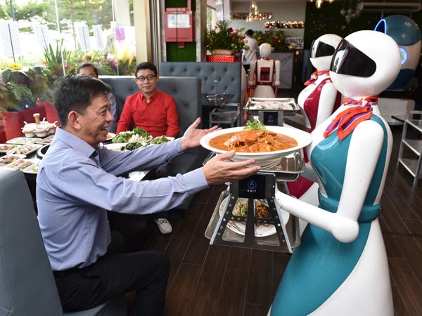 Kekurangan Orang, Pemilik Restoran Ini Gunakan Robot Sebagai Pegawai