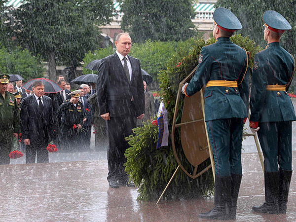 Geger Video Presiden Rusia Putin Rela Hujan-hujanan di Upacara Hari Invasi Nazi