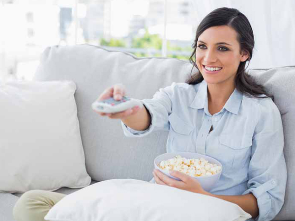 Suka Ngemil Sambil Nonton TV? Ikuti Tips Ini Agar Tubuh Tak Gemuk