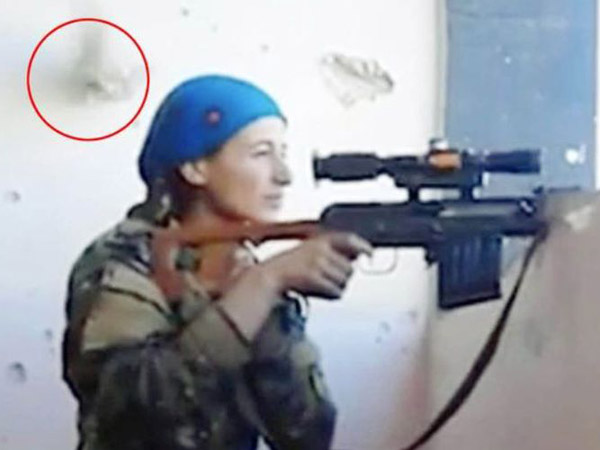 Reaksi Mengejutkan Sniper Wanita yang Nyaris Terkena Peluru ISIS di Kepala