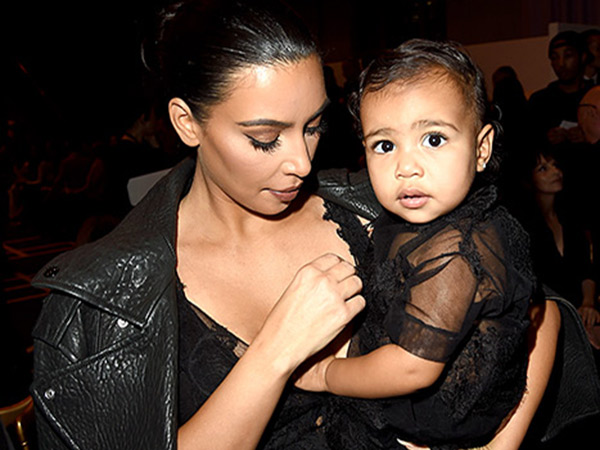 Lucunya North West Pakai Busana Bernuansa Kembar dengan Kim Kardashian di Paris Fashion Week