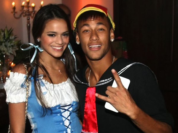 Foto Bareng Fans Terungkap, Neymar Balikan dengan Mantan Kekasih?