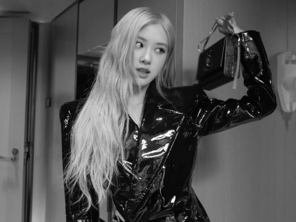 Rose BLACKPINK Jadi Pusat Perhatian Saat Datang Ke Saint Laurent Show