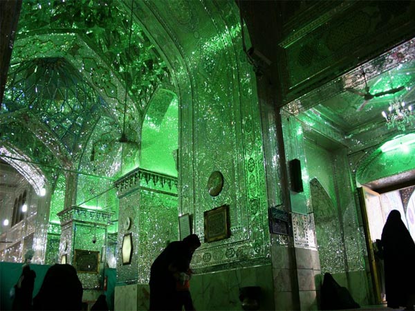 Keren, Masjid Ini Memiliki Interior Bak Antariksa di Dalamnya!