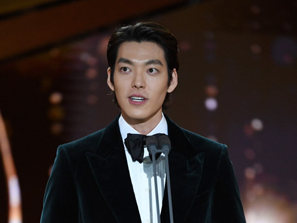 Kim Woo Bin Tampil Gagah dan Tampan di Blue Dragon Film Awards