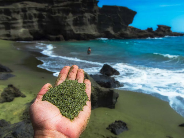 Unik Hanya Ada 4 di Dunia, Pantai Ini Punya Pasir Warna Hijau